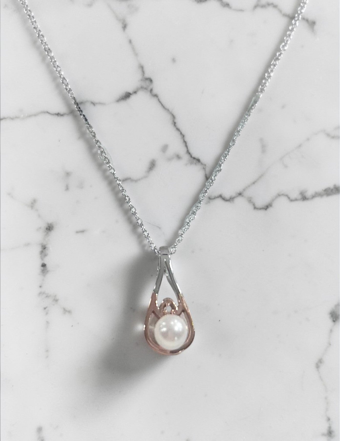 White + Rose Gold Pearl Pendant Necklace